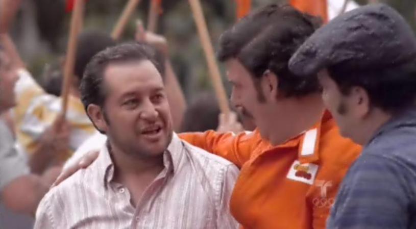 Durante la celebración invita a Peluche a que se una a su negocio.