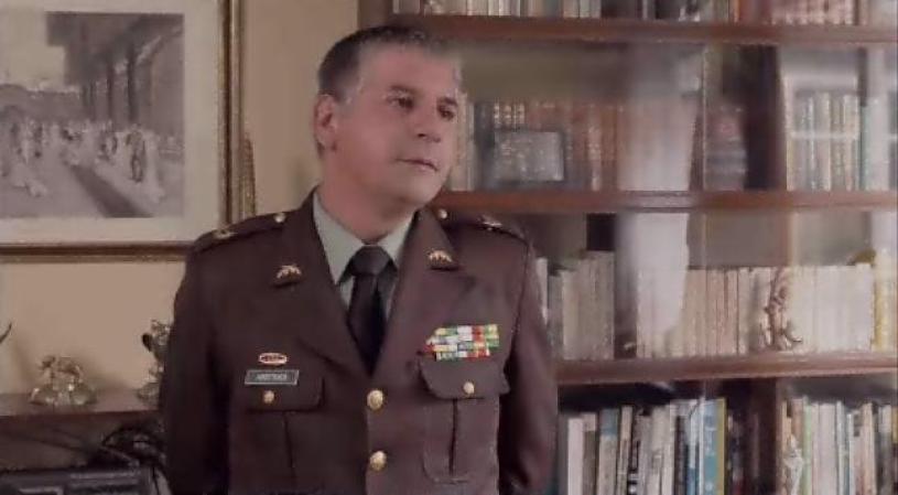 El mayor Aristides llega y toma posesión de la oficina de la Policía de Antioquía.