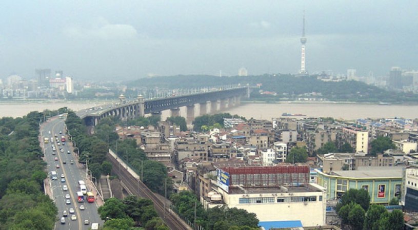 PUENTE WUHAN SOBRE EL RIO YANGTZE, CHINA: Desde esta estructura en la parte central del país se suicidan unas 25 personas cada año.