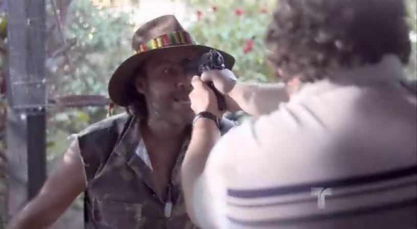 Pablo le apunta con una pistola y se rompe la cordialidad entre los narcos.