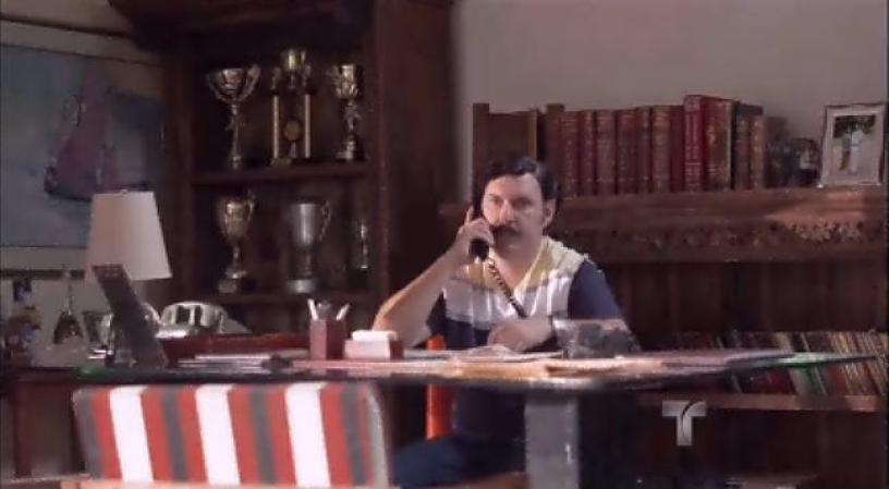 La noticia no agrada nada a Pablo Escobar, quien ordena la ejecución del periodista.