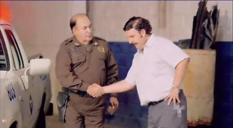 El Coronel llega con Escobar para que le entregue al socio que le prometió.