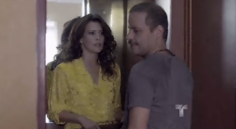 Marino intercepta a Regina y le dice que su patrón la quiere ver "por las buenas o por las malas".