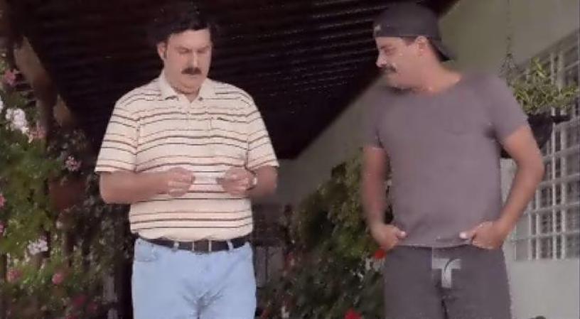La periodista lo único que hace es mandarle un número para que se comunique con ella.