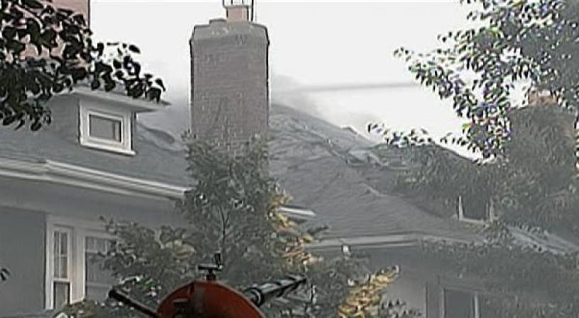 Uno de los bomberos obtuvo heridas menores.