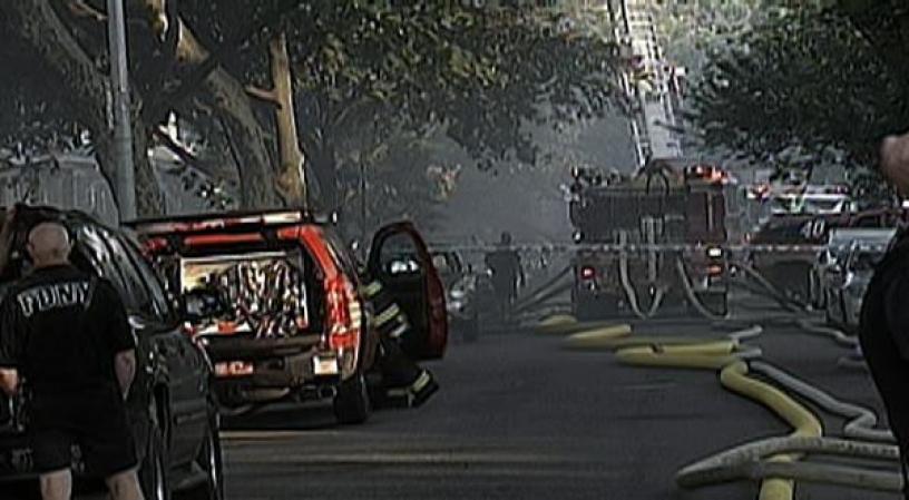 Los bomberos aún batallaban la mañana del jueves.