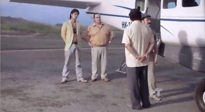 Los hermanos de Motoa acuden a ver a Pablo para que los ayude a sacar a su hermano de la cárcel en Madrid, ya que no quieren que sea extraditado a Estados Unidos. Pablo les recomienda que busquen que les abran un proceso en Colombia.