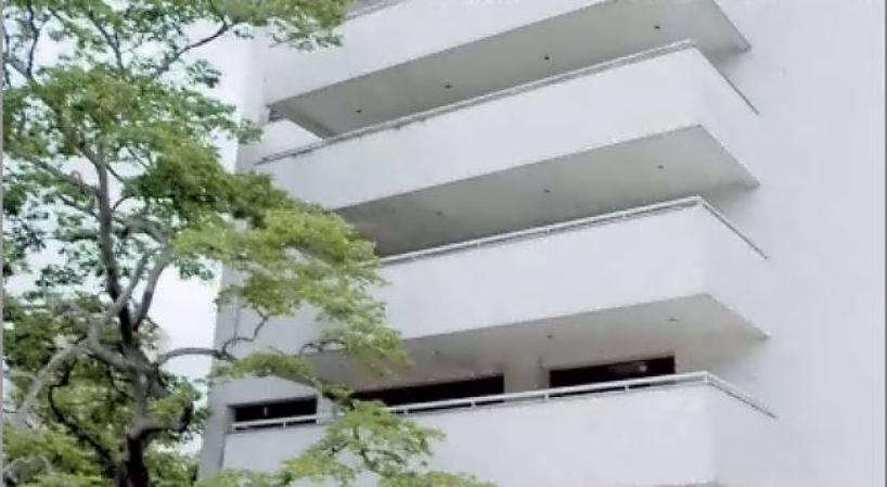Mientras tanto la familia de Escobar se muda a un edificio de departamentos que construyó éste para esconderlos.