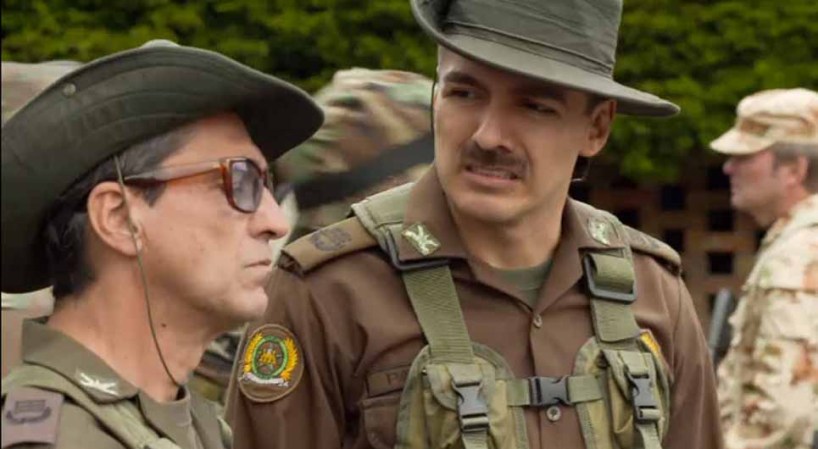 El coronel Becerra (izquierda en la imagen) trata de convencer al coronel Pabón (al frente del Bloque de Búsqueda) de usar a Los Pepes para llegar a Escobar pero éste no acepta.