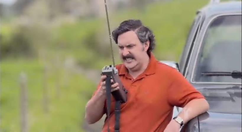 Pablo Escobar hace una llamada para aclarar que el no mató al candidato de la izquierda, y prevenir al Gobierno del próximo crimen que planean los paramilitares.