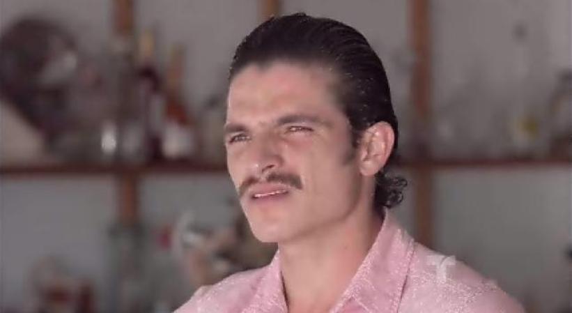 Antes de marcharse el Chili le deja su teléfono a Mireya, pero le advierte que tiene que deshacerse de él porque está intervenido.