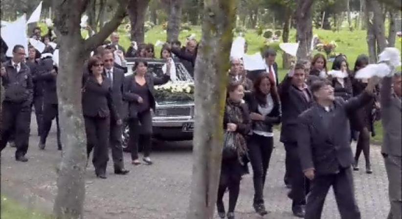 Don Guillermo es despedido entre pañuelos blancos y el cariño de mucha gente que lo respetaba como un hombre de bien.