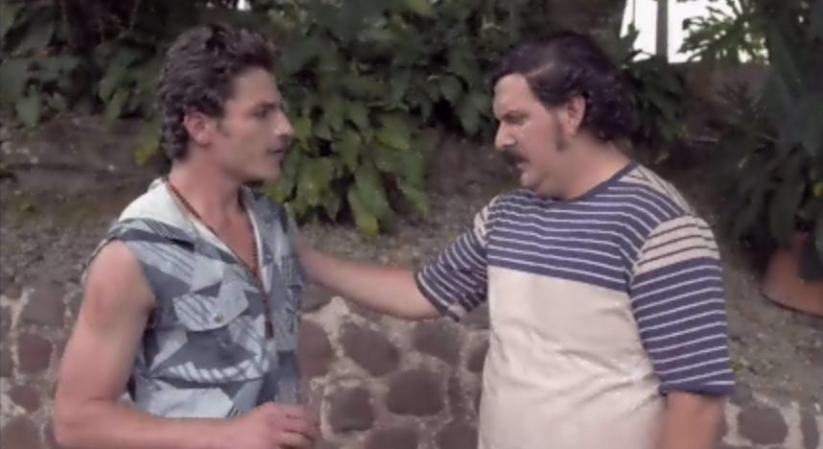 Como Escobar no confía, deja al "Chili" cuidando a su esposa "Patico".