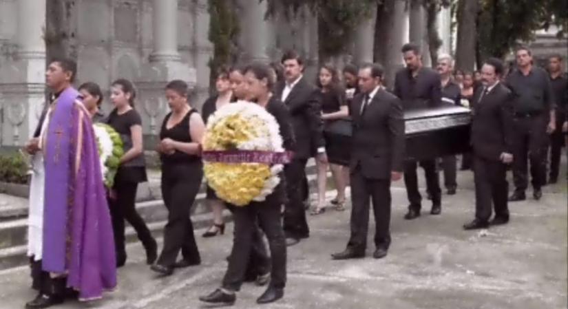 El hermano de Pablo Escobar, quien murió en un accidente, es enterrado.