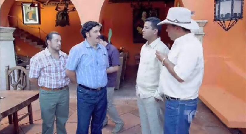 El Mariachi presenta a Escobar con el líder de las fuerzas de las autodefensas, quien a cambio de que le coopere contra los comunistas ofrece prestarle a su gente para darle protección.