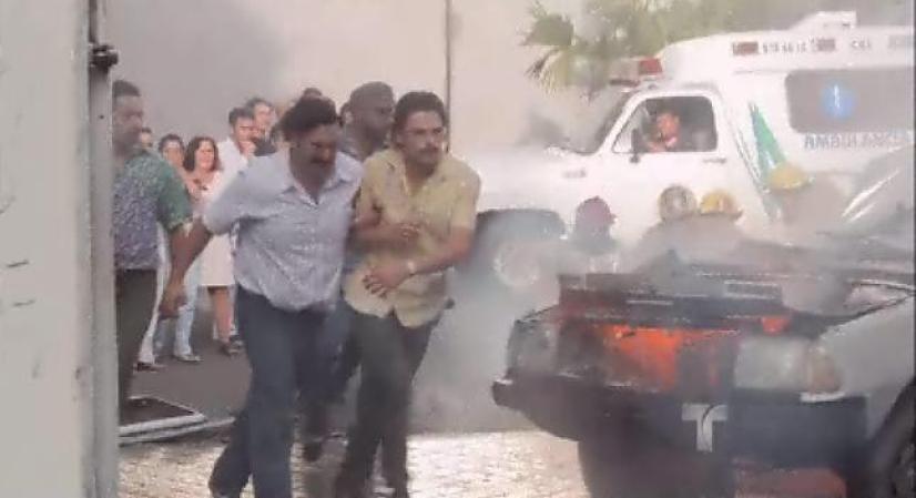Escobar llega al lugar del atentado buscando a su familia.