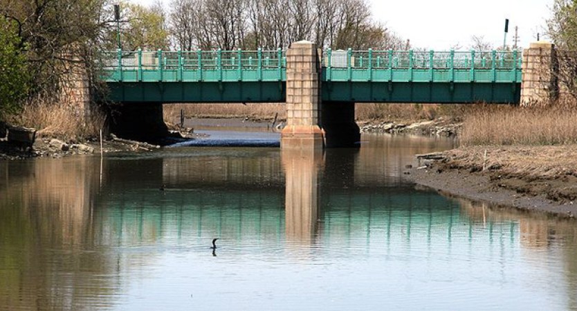 Alley Pond Park: Localizado entre el Long Island Expressway y Grand Central Parkway, es el parque más grande de Queens. El parque cuenta con una acumulación de piedras y arena producto de un glaciar de más de 15,000 años.