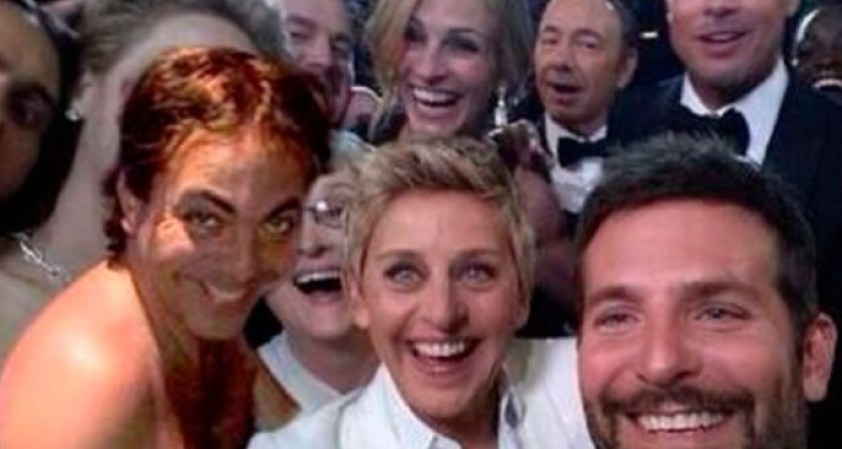 Cristian Castro también aparece en los memes, en el selfie de Ellen DeGeneres con su famosa foto del "masajito con saiote".