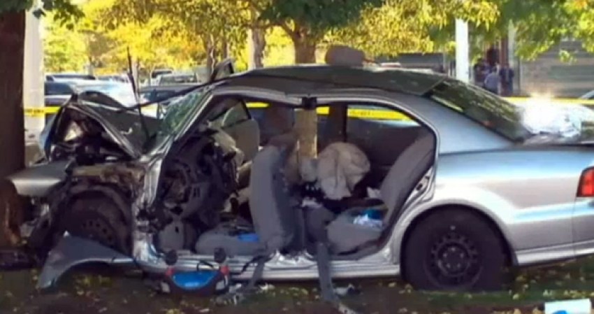 El chofer del auto sobrevivió, pero resultó gravemente herido.