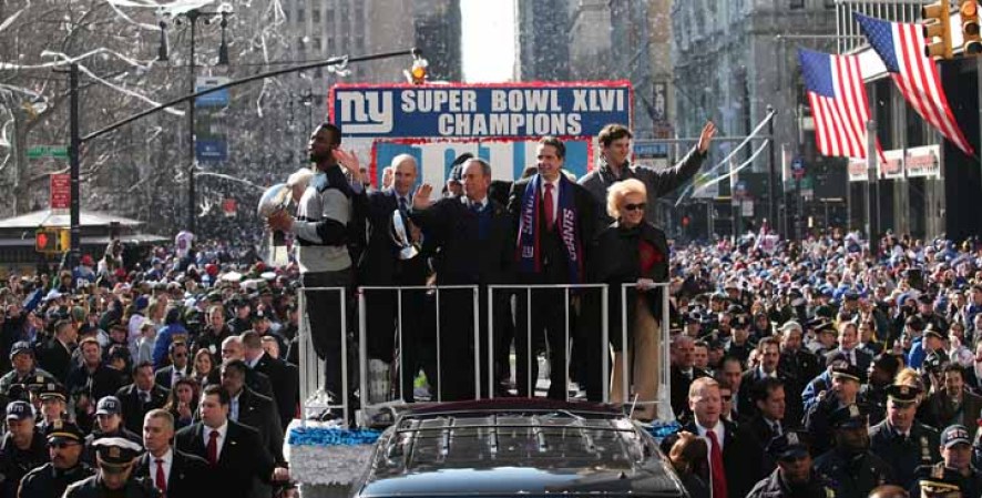 En esta foto se ve la caravana con Justin Tuck #91, el dueño de los Giants Jonathan Tisch, el alcalde Michael Bloomberg, el gobernador Andrew Cuomo, Ann Mara, y el mariscal de campo Eli Manning #10 durante la parada en la gran manzana.