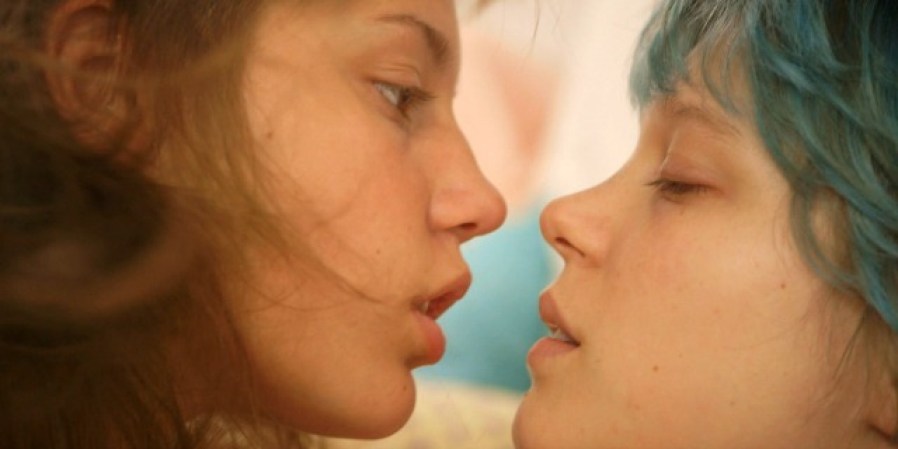 La película fue estrenada en el Festival de Cannes 2013, donde recibió la Palma de Oro tanto para al director como para las actrices principales. Y aunque ha generado controversia por sus largas y gráficas escenas de sexo (filmadas con genitales falsos), ha recibido elogios de la crítica.