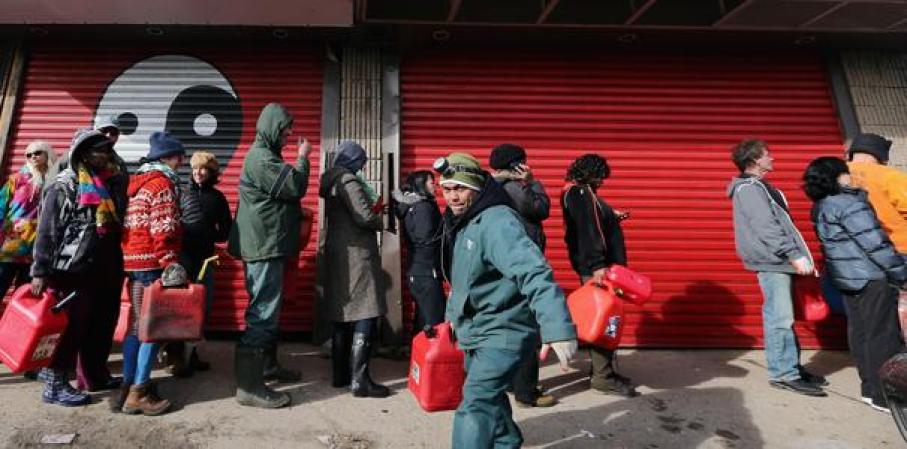 Miles de residentes permanecen sin luz, y buscan abastecer sus generadores.