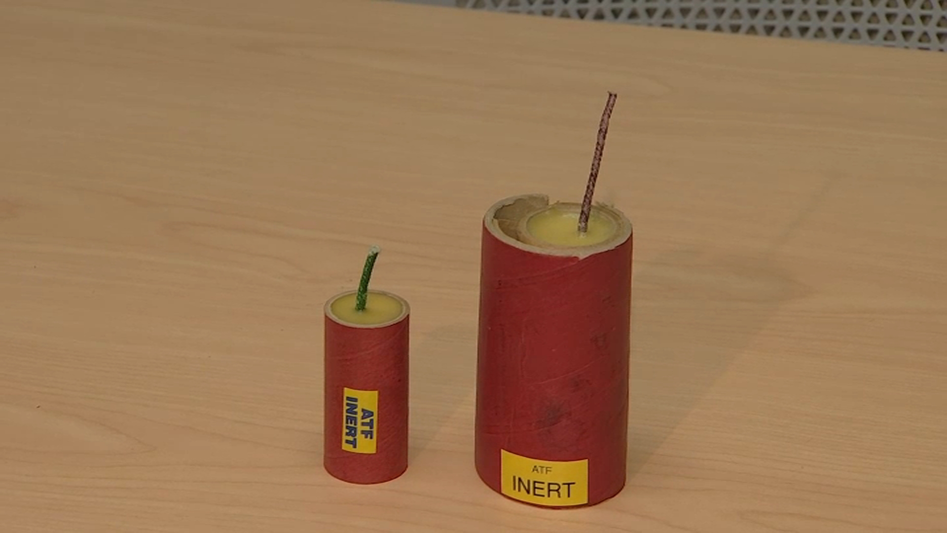 Un oficial de policía sube al techo adyacente al edificio donde se encuentra el departamento de James Holmes.
