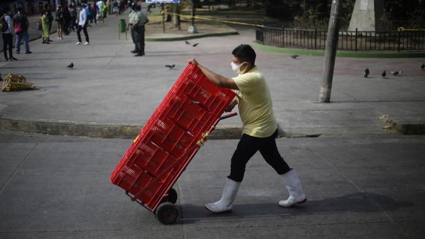 Un repartidor de alimentos camina este martes en Santa Tecla (El Salvador).