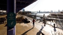 Personas haciendo ejercicios en el East River. Foto tomada el 18 de marzo. Crédito: EFE