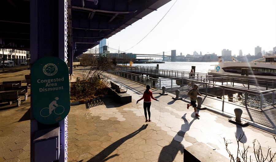 Personas haciendo ejercicios en el East River. Foto tomada el 18 de marzo. Crédito: EFE