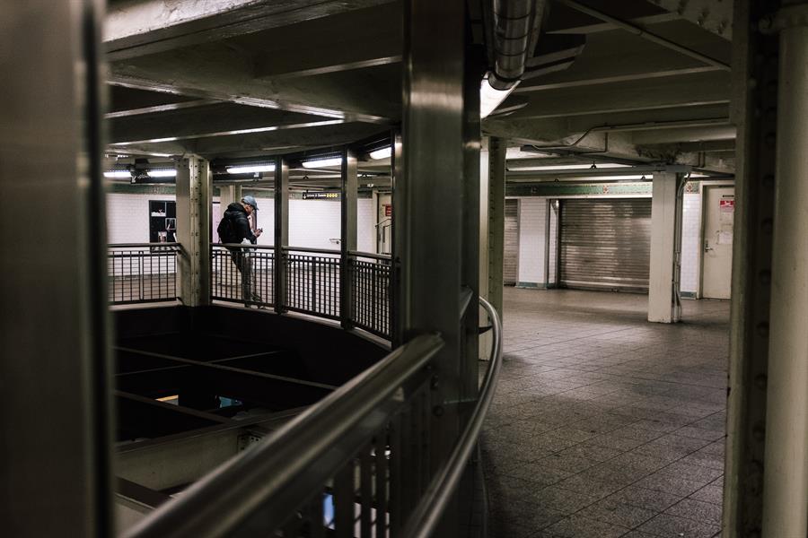 Un hombre en la estación del subway de Times Square. Foto tomada el 17 de marzo. Crédito: EFE