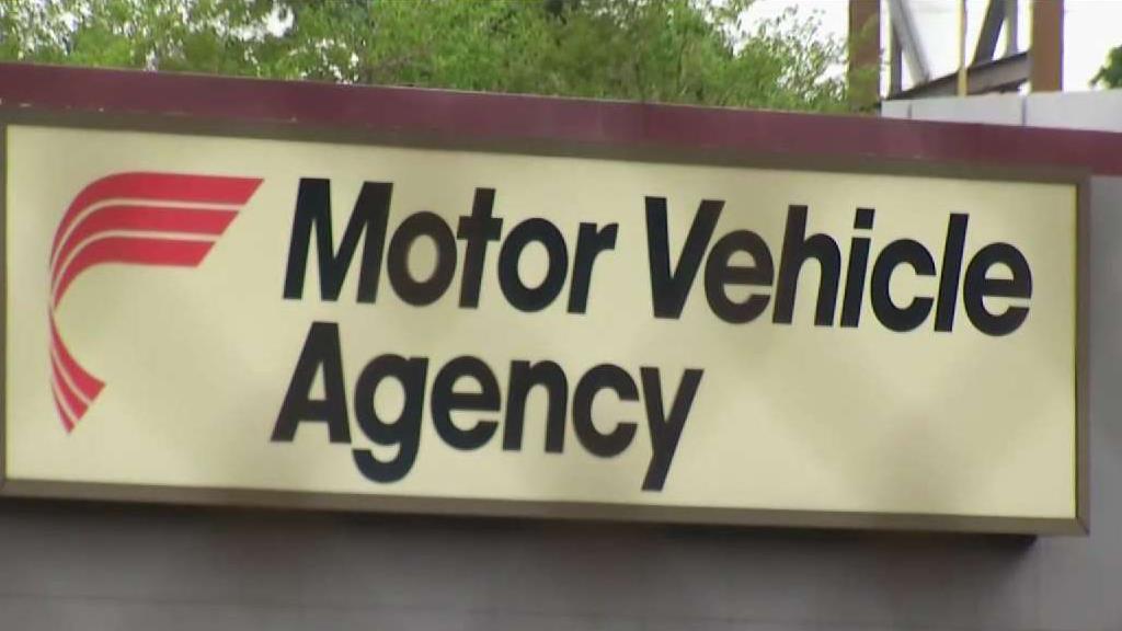 Inmensas filas a la espera de servicio en oficinas de Motores y