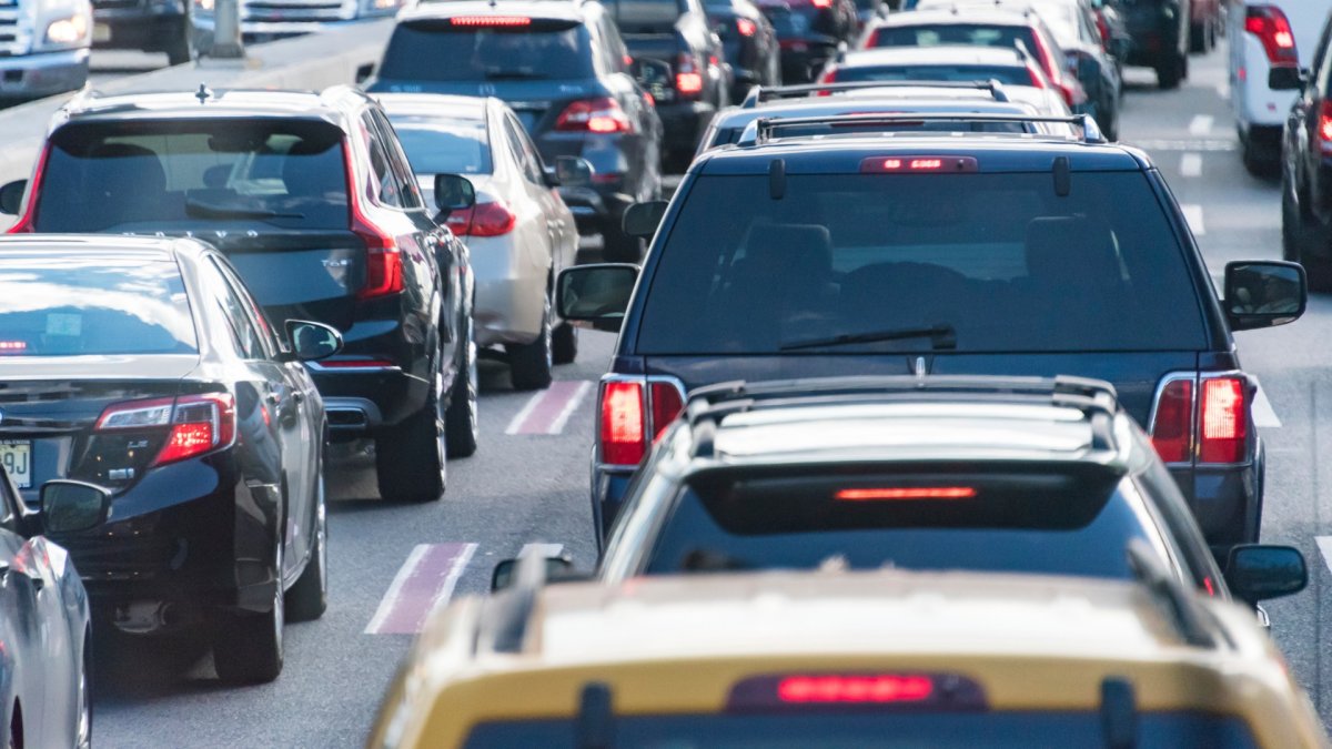 Manhattan congestion pricing plan sparks controversy among politicians and businesses