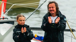 La activista Greta Thunberg junto a su padre Svantee