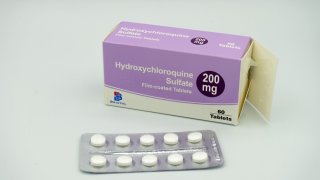 Caja y píldoras de hidroxicloquina usada para tratar la malaria.