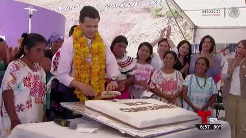 TLMD-mexico-Se-le -cae-trozo-pastel-a-Pena-Nieto-en-su-cumpleanos