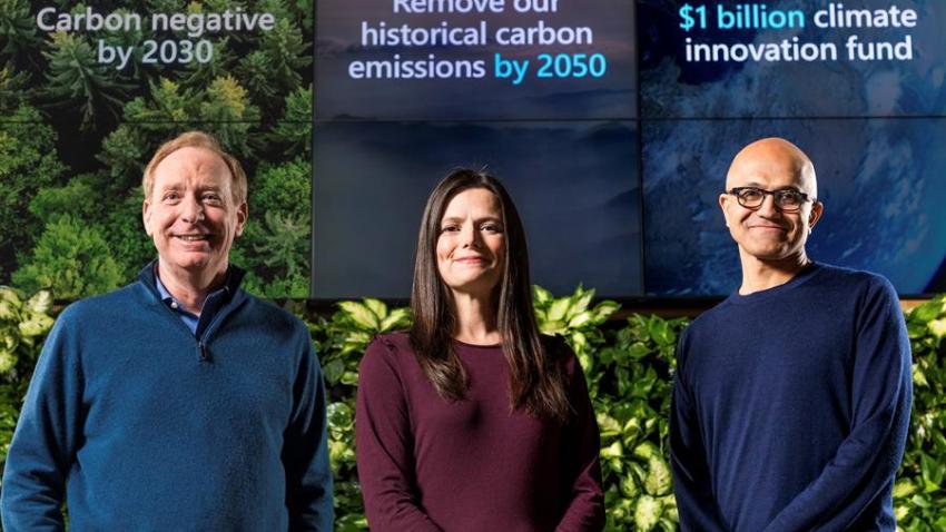 Fotografía facilitada por Microsoft que muestra a su presidente Brad Smith, su directora financiera Amy Hood y el consejero delegado, Satya Nadella