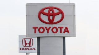 Logos de los fabricantes de autos Toyoya y Honda