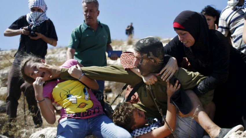 TLMd-israel-palestina-viral-intento-de-arresto-de-nino-palestino-reuters