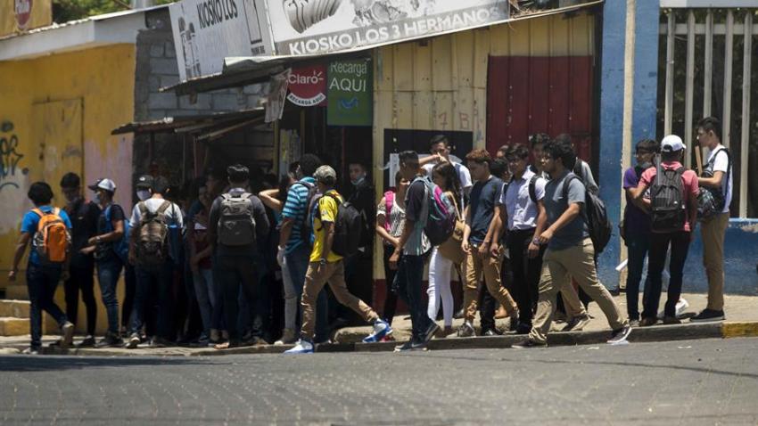 Estudiantes de la Universidad Nacional de Ingeniería (UNI) luego de terminar su jornada de clases este lunes, en Managua