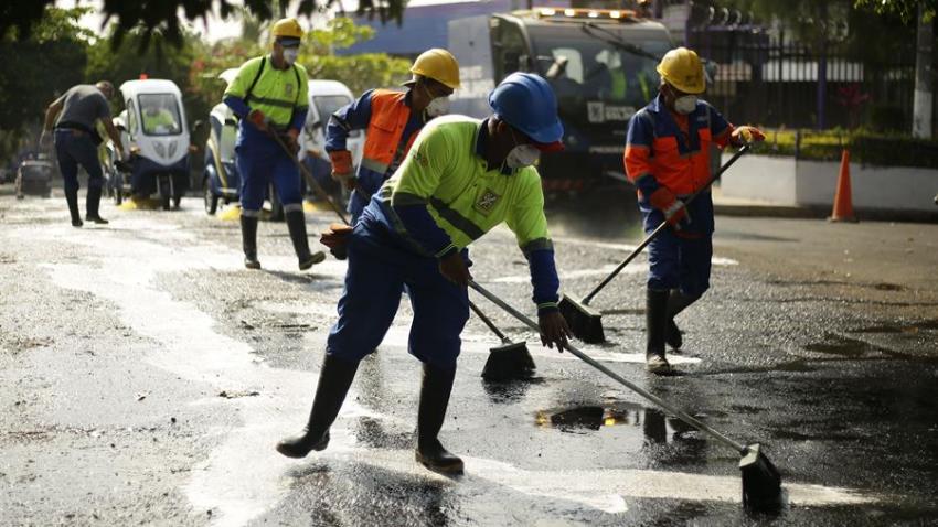 Trabajadores de la Alcaldía de San Salvador realizan este viernes limpieza y desinfección de las principles calles con el objetivo de prevenir el contagio del coronavirus COVID-19.