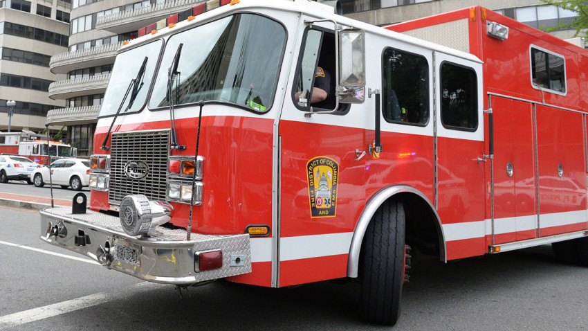 Los bomberos, entre los primeros en recibir la vacuna de COVID-19 en DC
