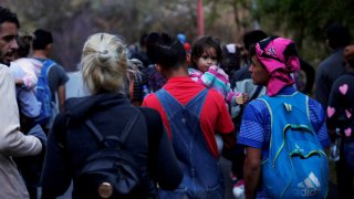 Migrantes que integran una caravana que partió de Honduras