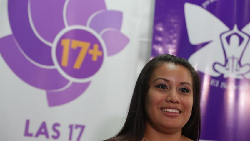 Fotografía tomada el pasado 21 de agosto en la que se registró a la joven Evelyn Hernández, tras ser absuelta del delito de homicidio agravado cometido al supuestamente abortar, en San Salvador (El Salvador).