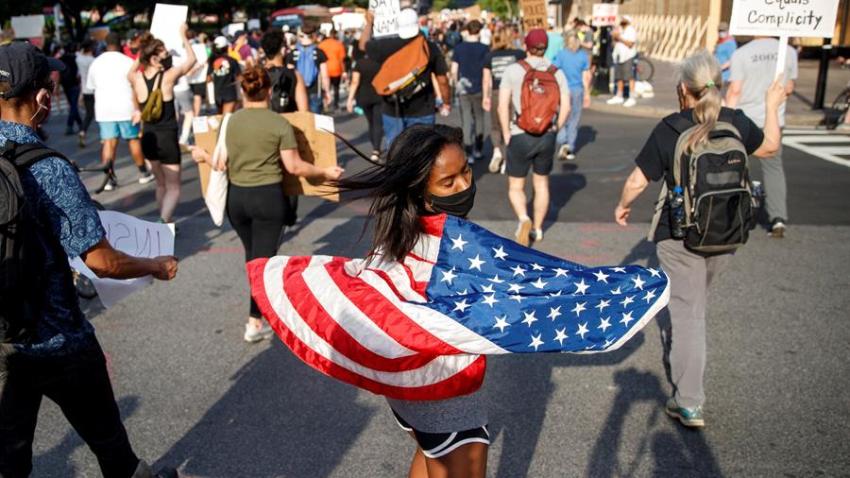 Por sexto día, cientos de personas protestan en Washington, D.C. por la muerte de George Floyd y en contra de la brutalidad policial.