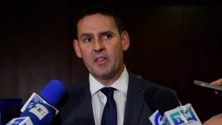 El alcalde de San Salvador, Ernesto Muyshondt brinda declaraciones a la prensa tras finalizar audiencia judicial en su contra en San Salvador.