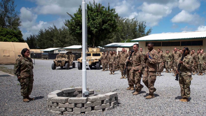 Imagen facilitada hoy por la Fuerza Aérea de EEUU, de una ceremonia de izado de bandera de los aviadores asignados al 475o Escuadrón de la Base Aérea Expedicionaria en Camp Simba, Kenia