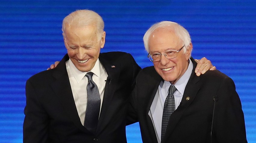 Los precandidatos Joe Biden y Bernie Sanders en un debate demócrata.