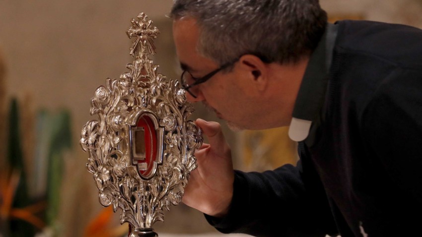 main-pedazo-cuna-de-jesus-viaja-belen-palestina