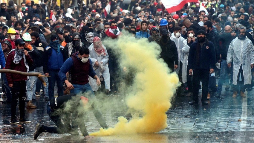 Manifestantes salen a protestar en las calles de Beirut.